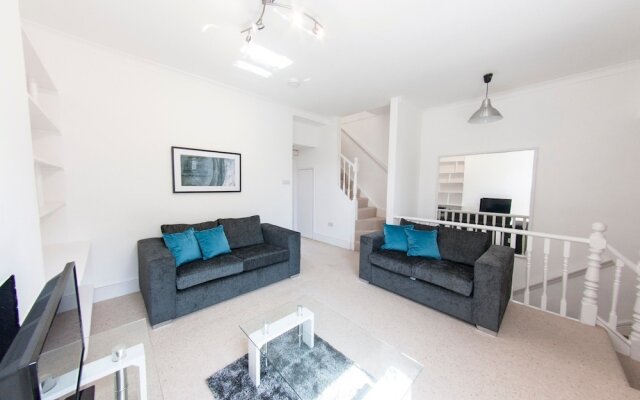 Modern 2 Storey 2-bedroom Flat , Sleeps 6