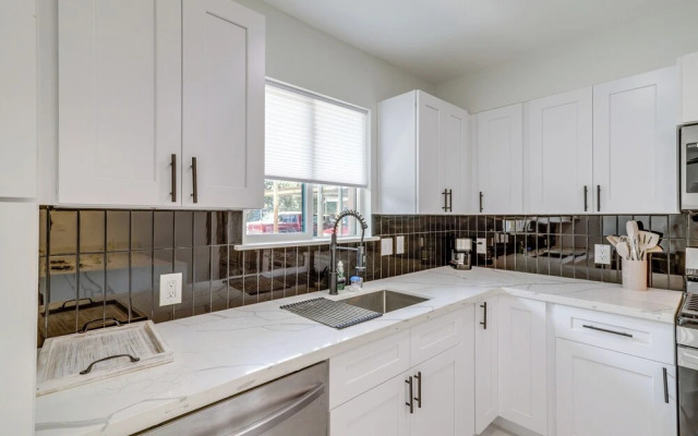Houston Apartment: Close to University & Downtown