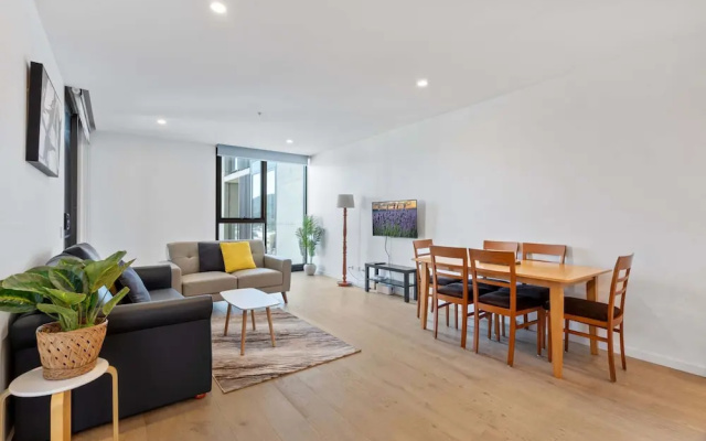 Sleek 1-bed Canberra Flat With Gym & Sauna Access – Hotel Rooms – Canberra