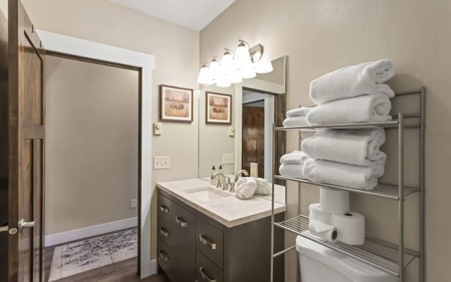 The Yellowstone Hideaway Unit A