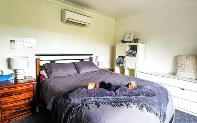 Paterson Skywalk & Bush Bedroom