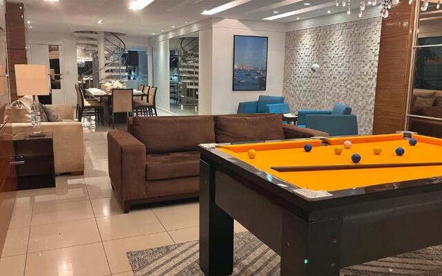 Luxuosa cobertura de 380m² a 850m da Av Beira Mar