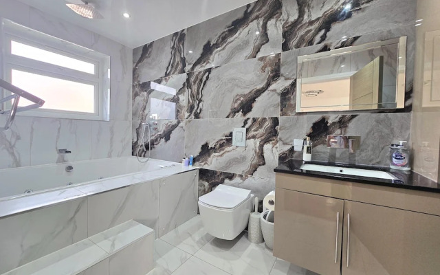 Stylish 6-bed Retreat With Parking and Jacuzzi