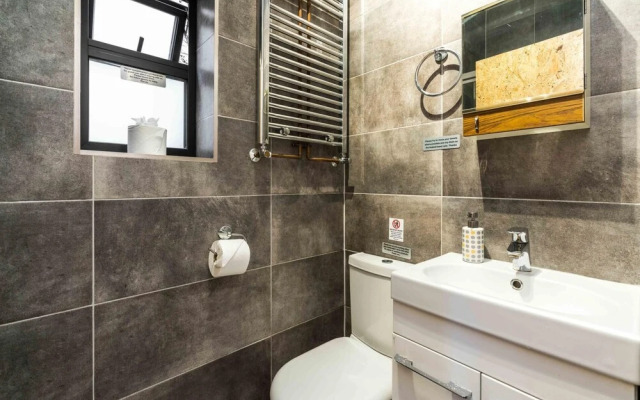 1 Bedroom House With an Edge in King Cross