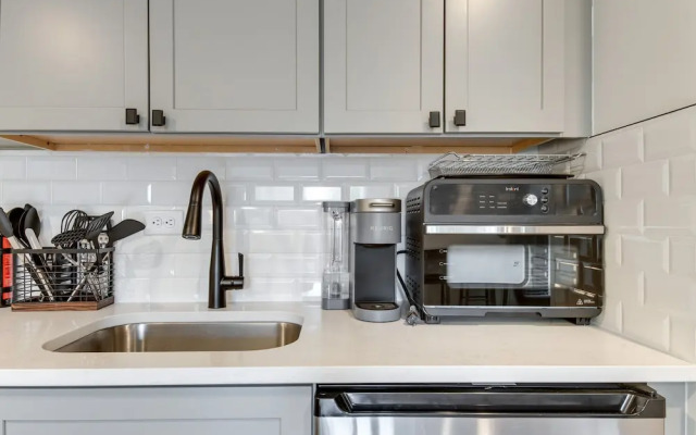 Jefferson Park Apartment: Walk to Empower Field!
