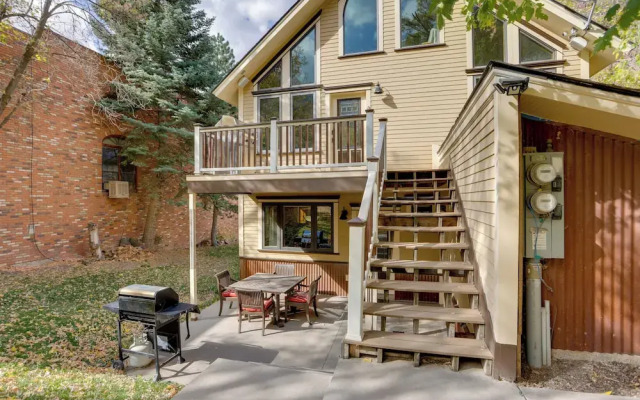 Patio & Mountain Views: Central Ouray Getaway!