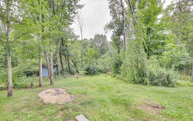 Peaceful Pocono Retreat: Hot Tub & Covered Deck!