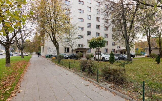 Metro Wilanowska 3-Bedroom Apartment