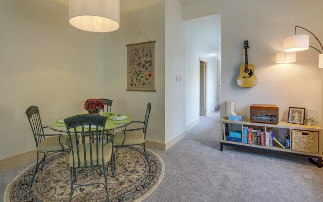 Walk to Restaurants & Shops: Apt in Pennsylvania!