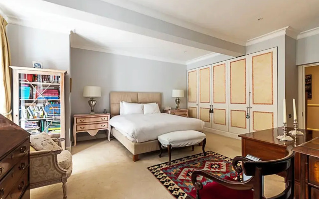 Elegant Two-bedroom Flat in Evelyn Gardens