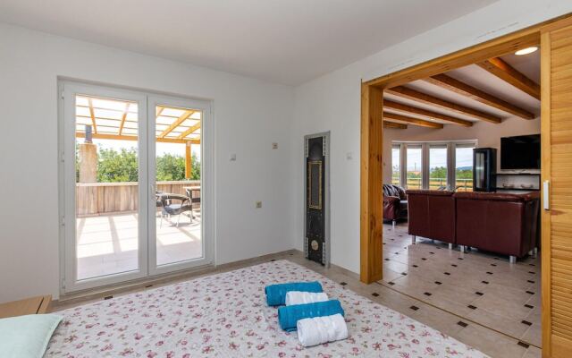 Stunning Home in Smrika With Wifi and 3 Bedrooms