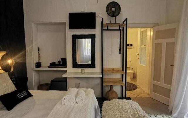 EXQUISITE PRIVATE LUXURY SUITE WITH KING BED at BOKMAKIERIE VILLAS