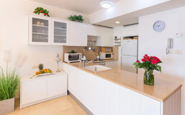 DeluxeApartment with Views of the Marina