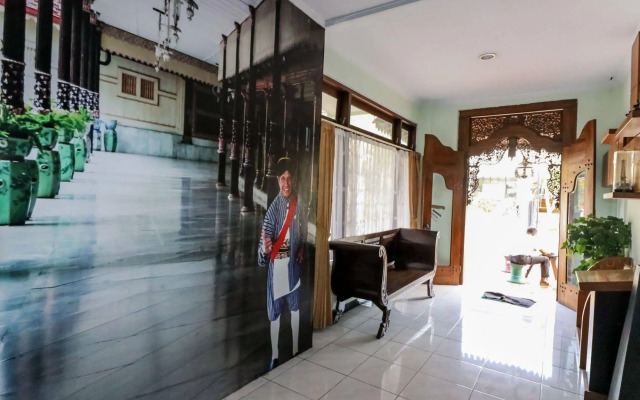 OYO 512 Ndalem Mantrijeron Hotel