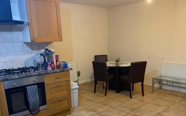 2 Bed-sleeps 4-private Patio-pets-near Heathrow