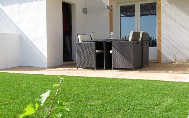 House With one Bedroom in Faro, With Shared Pool, Enclosed Garden and Wifi Near the Beach