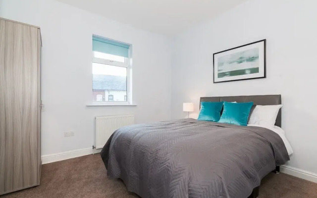 6 Bed House near Manchester