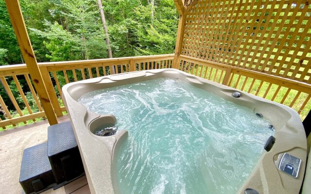 Foxes' Den Cabin with Private Hot Tub and Arcade Game by RedAwning