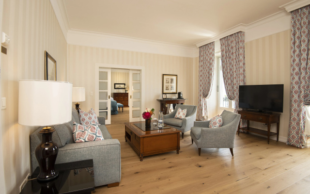 Hotel Des Trois Couronnes – Guest Rooms – Vevey