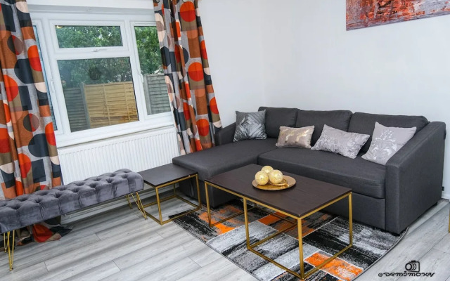 7 Guests - 3 Bedrooms - Parking - Pet Friendly