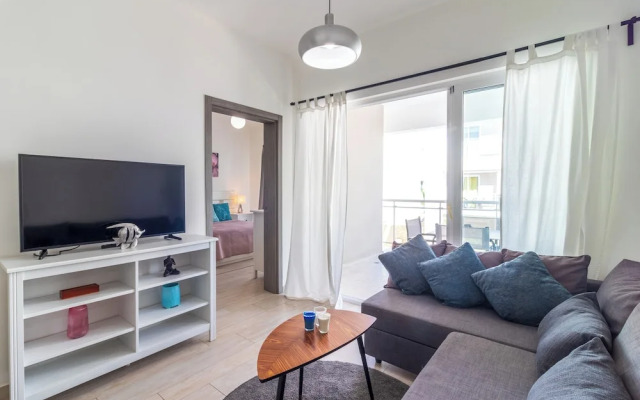 Modern 2BR Apartment - Paseo del Mar