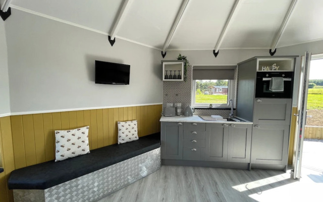 AC/DC Glamping