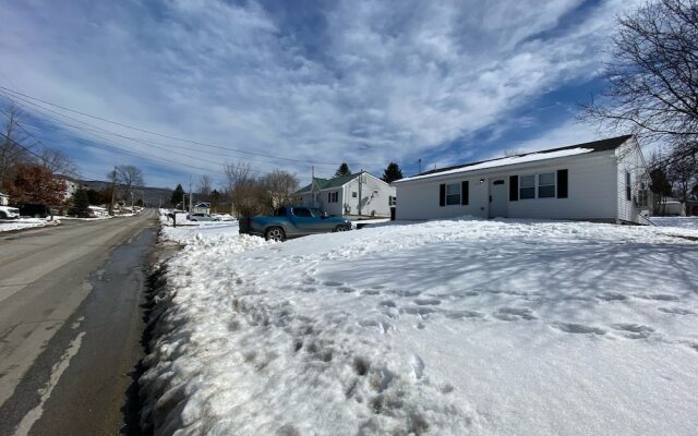 Rutland's Hidden Gem: 2 Br/1ba Renovated Home Close To Everything 2 Bedroom Home