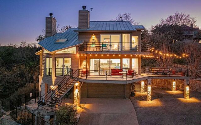 5br Home w/ Pool and a View!