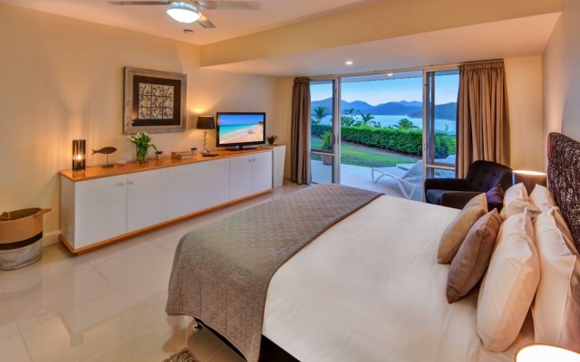 Bella Vista East 3 Luxury Ocean Views Large Flat Grassed Area + Buggy – Guest Rooms – Hamilton Island