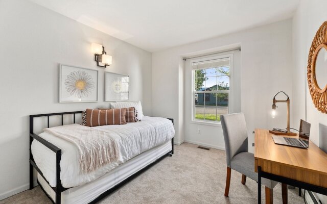 Scandinavian Chic – Hot Tub, Bikes and Lake Life!