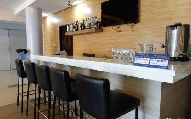 Holiday Suites Business District (Empire Suites Hotel)