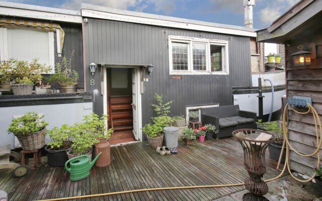 Stylish Studio In Houseboat