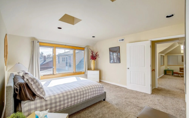 Walk to Tennyson & 32nd Ave! Sleeps 8!