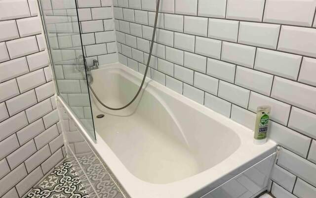 Cool 2 Bed House Hornchurch, Arcade Games, Parking