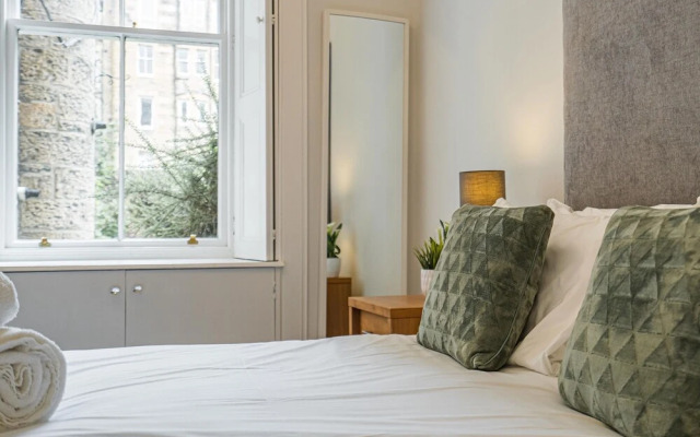 Chic 2 Bedroom Apartment near Old Town