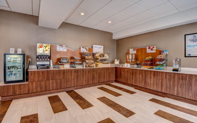 Holiday Inn Express & Suites Woodbridge