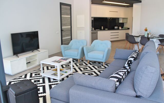 Beautiful modern villa, A/C, heated pool, sea-view | Calheta Charm