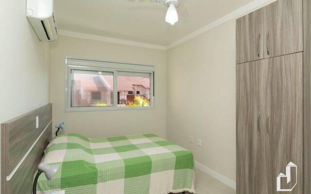 Apartamento com 03 dormitórios meia quadra do mar