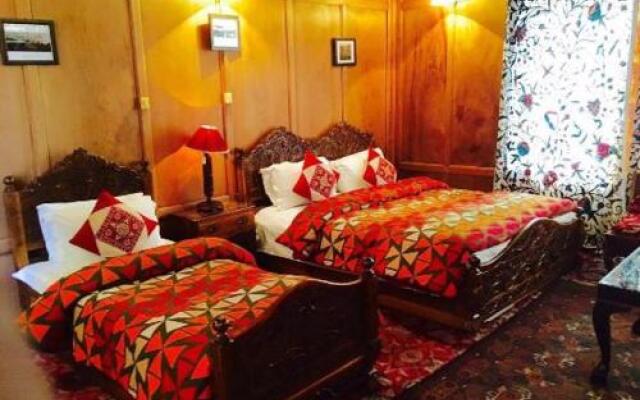Khan Palace Group of Houseboats