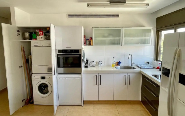 Beautiful 2-bedroom condo in the heart of Tel Aviv