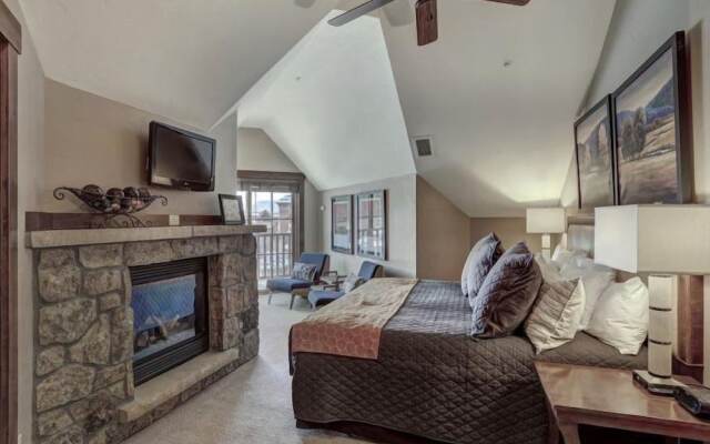 Crystal Peak Lodge 4 Bedroom Ski in, Ski out Slopeside Condo at the Base of Peak 7