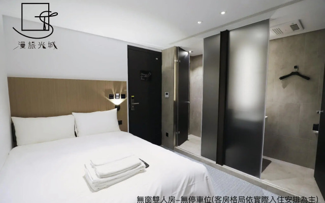 Slow Town Hotel - Glowing