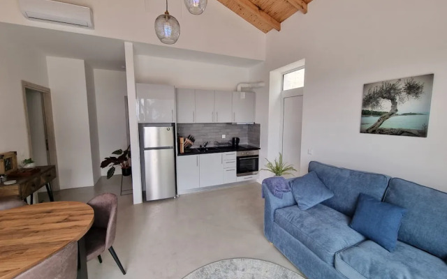 Villasleeps10-garden-freeparking-pool-ac