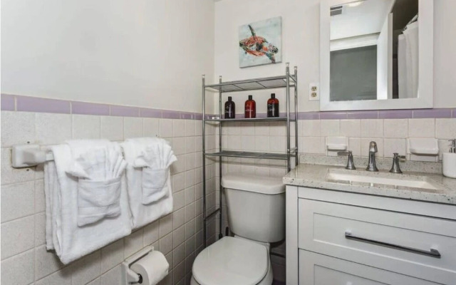 Near Downtown Beach House Apt