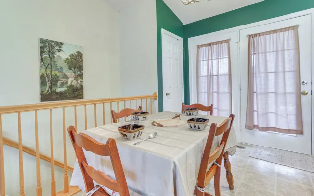 Charming Shenandoah Retreat w/ Deck & Grill!