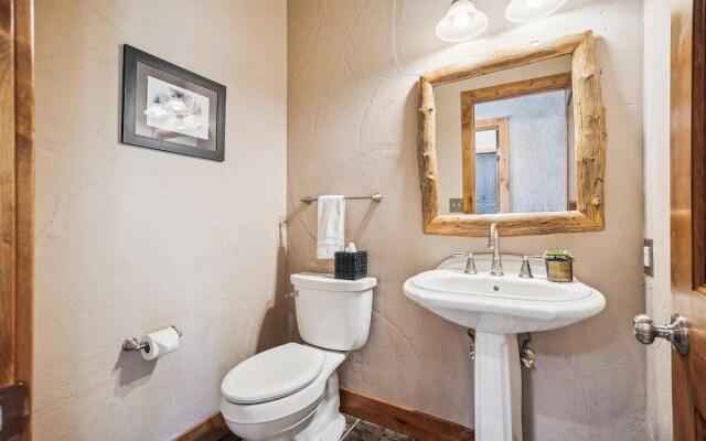 Rounds Retreat 4 Bedroom Home by RedAwning