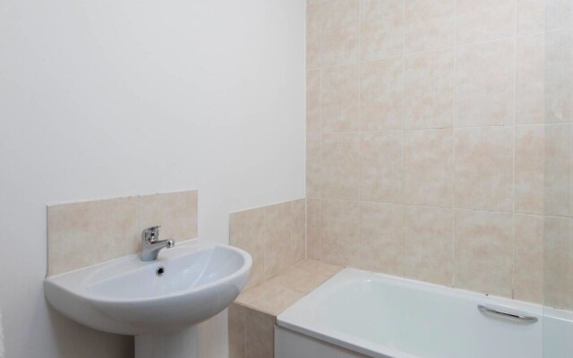 Cosy Central 3 Bed Property w/ Balcony - Sleeps 6