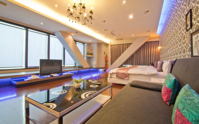 85 Love Hotel