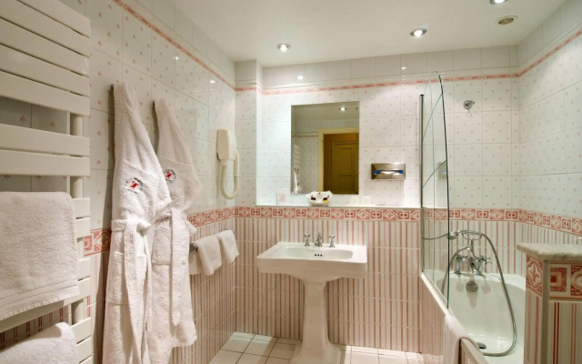Le Manoir Hotel