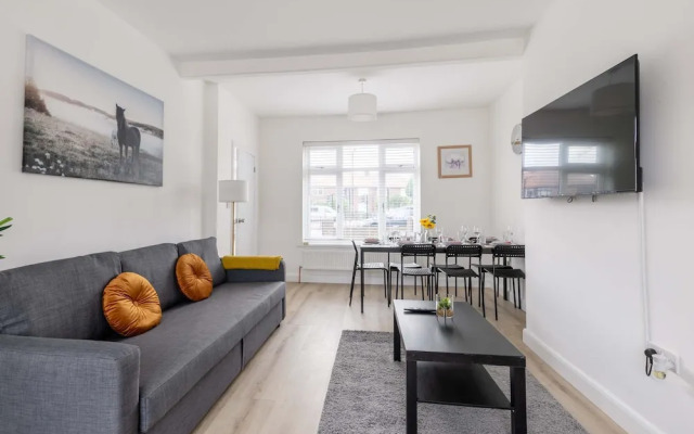 Free Parking - 4 Bedroom House